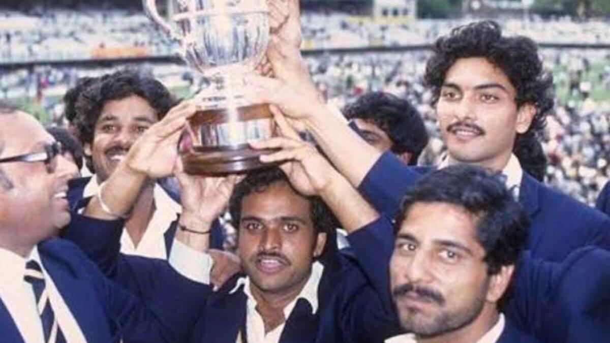 Yashpal Sharma (centre) holds the 1983 World Cup trophy with his teammates. (Twitter)