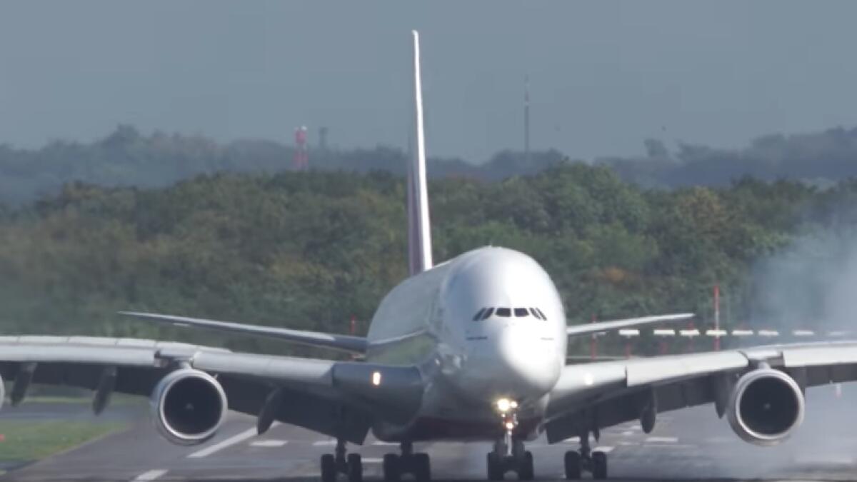 Watch as Emirates A380 makes an incredible vertical landing in high winds