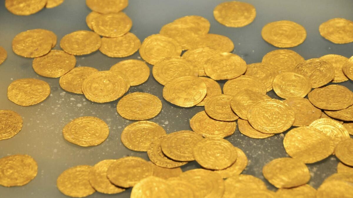 8 held, Sharjah, selling, fake, gold coins