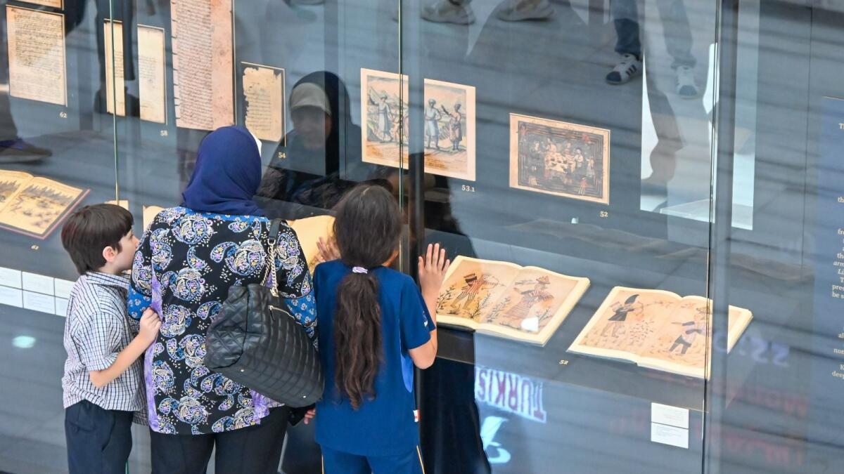 الإمارات: مجموعة نادرة من الكتب القديمة عن العلاقات العربية البرتغالية معروضة في معرض الشارقة الدولي للكتاب – أخبار