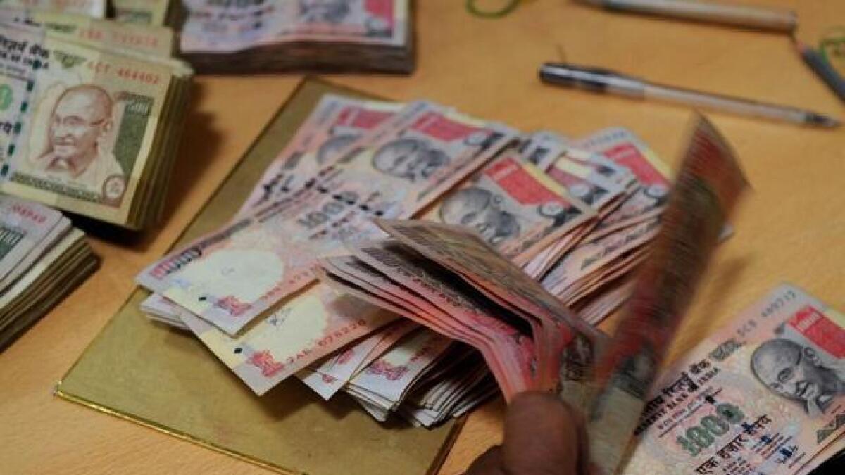   Rs 1 crore in old currency notes looted from bank