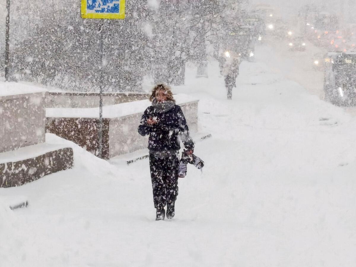 A man walks down a street during heavy snowfall in Moscow, Russia, Monday, Dec. 4, 2023. Photo: AP