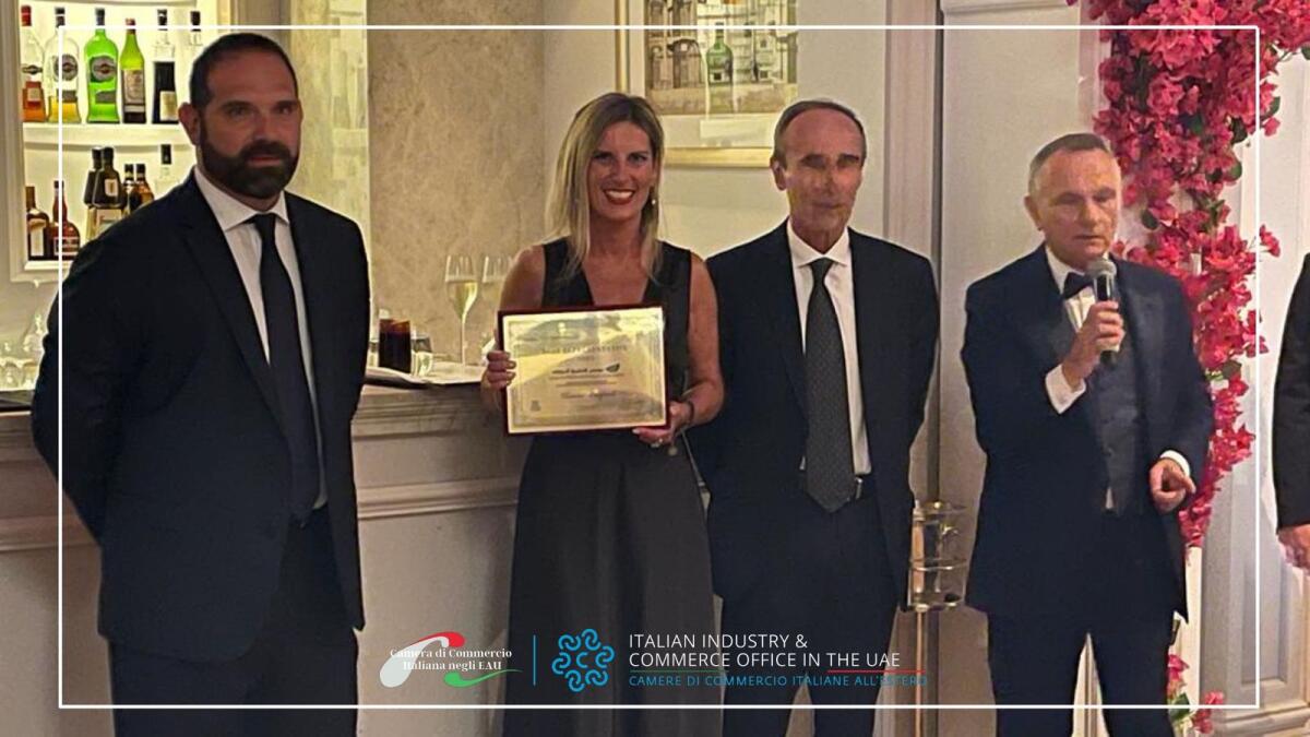 Stefano Campagna Vice President of the Italian Chamber of Commerce in the UAE award Best Representative 2021 lawyer Claudia Manfredi.