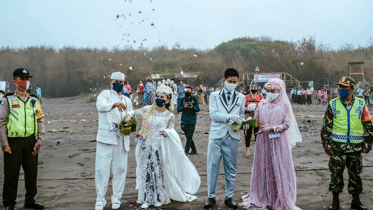 Brides and grooms take part in a mass wedding attended by 75 couples to commemorate the upcoming Indonesian Independence Day on August 17, at a field in Bantul, Yogyakarta. Photo: AFP