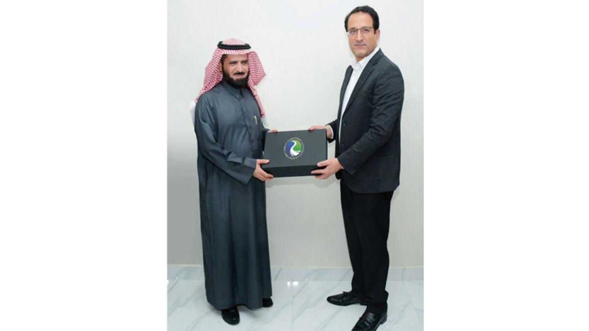 CEO RUDA, Imran Ameen seen presenting the Chairman of Arab Investment Company with a shield and gifts.
