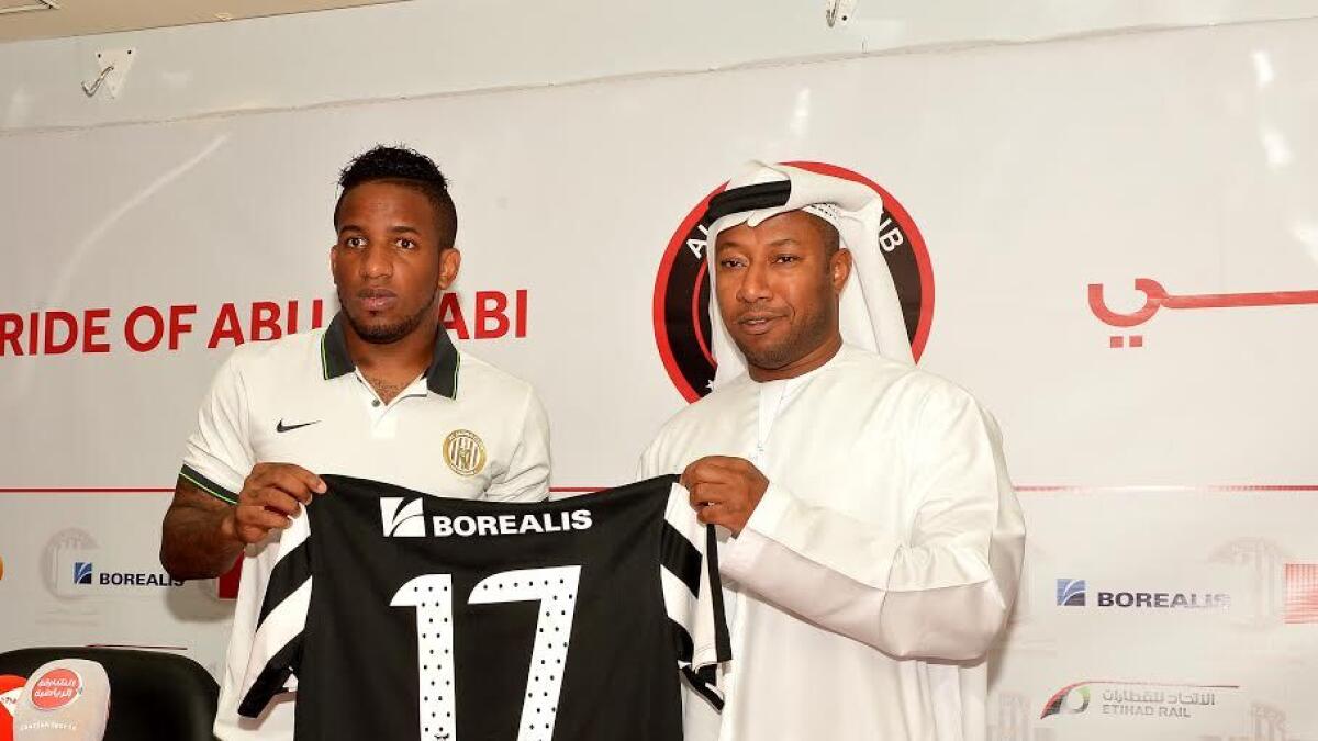 Jefferson Farfan and an Al Jazira official with the No.17 jersey which the new recruit will don. 