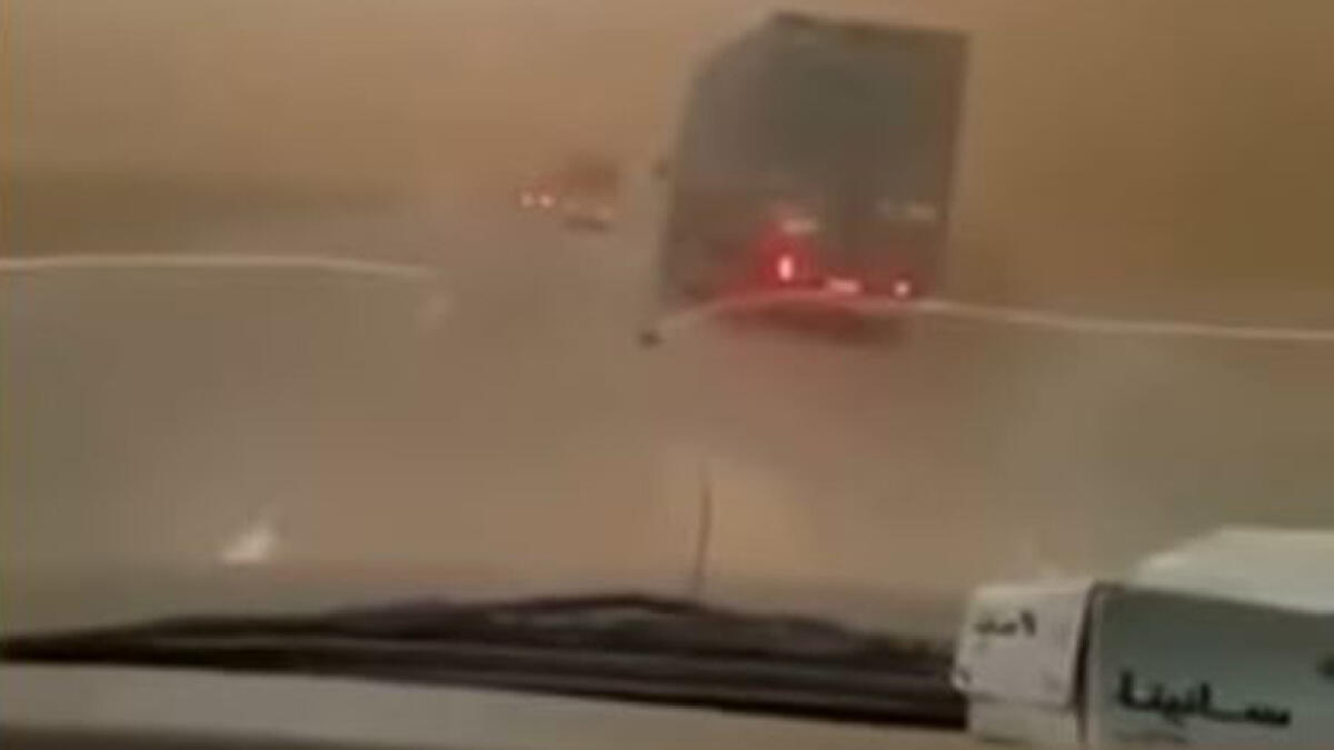 Video: Reckless driver dangerously speeds through sandstorm 
