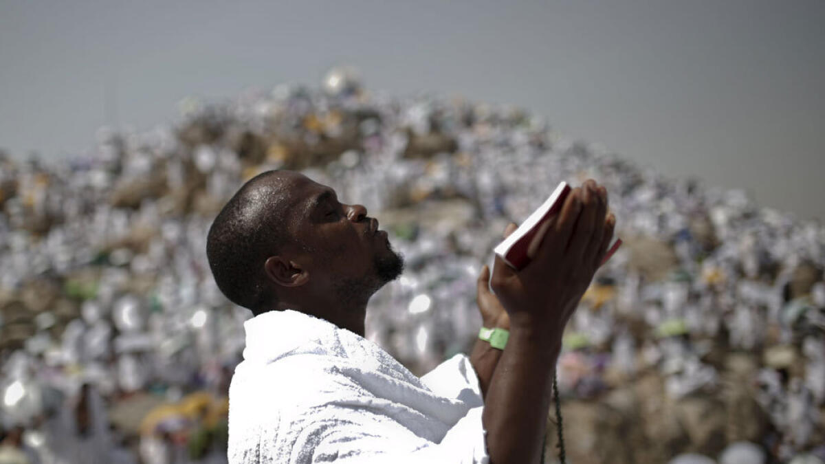 Pilgrims pray for peace in Muslim countries wracked by war