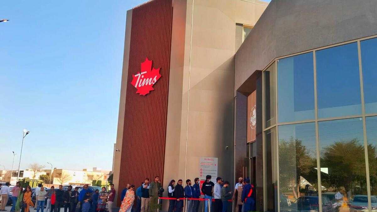 People waiting for hours at Tim Hortons outlet in Lahore. — Courtesy: Twitter @Iamkinza44