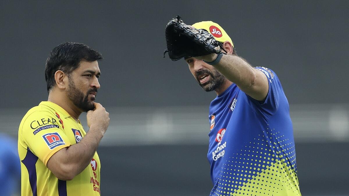 Chennai Super Kings coach Stephen Fleming chats with captain MS Dhoni. (IPL)