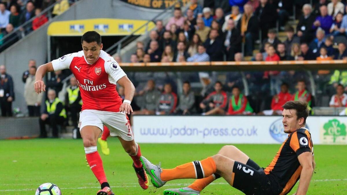 Sanchez inspires Arsenal rout of 10-man Hull
