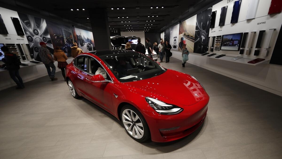 Tesla to close stores to cut costs for $35,000 Model 3