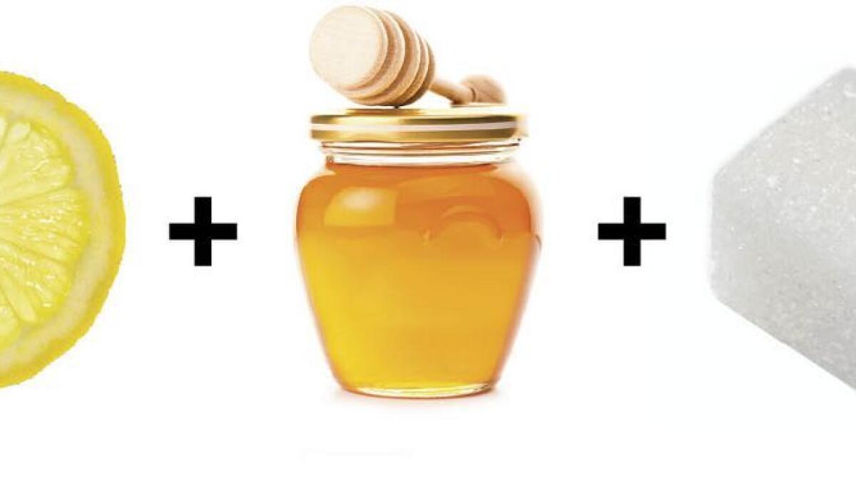 A lemon-honey-sugar scrub to lighten skin