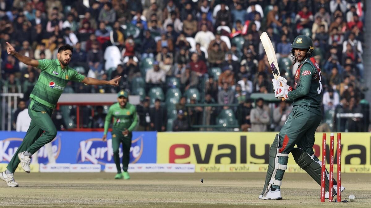 Pakistan thump sloppy Bangladesh for T20 series win