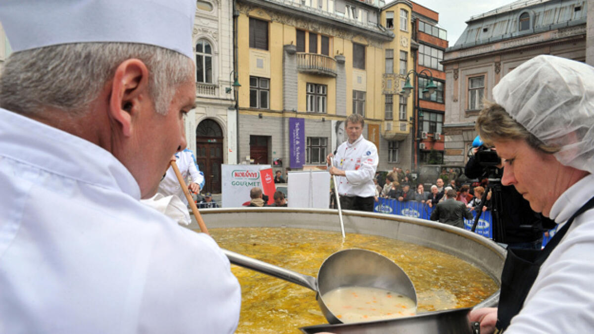 Bosnians hope to break world record for biggest chicken stew