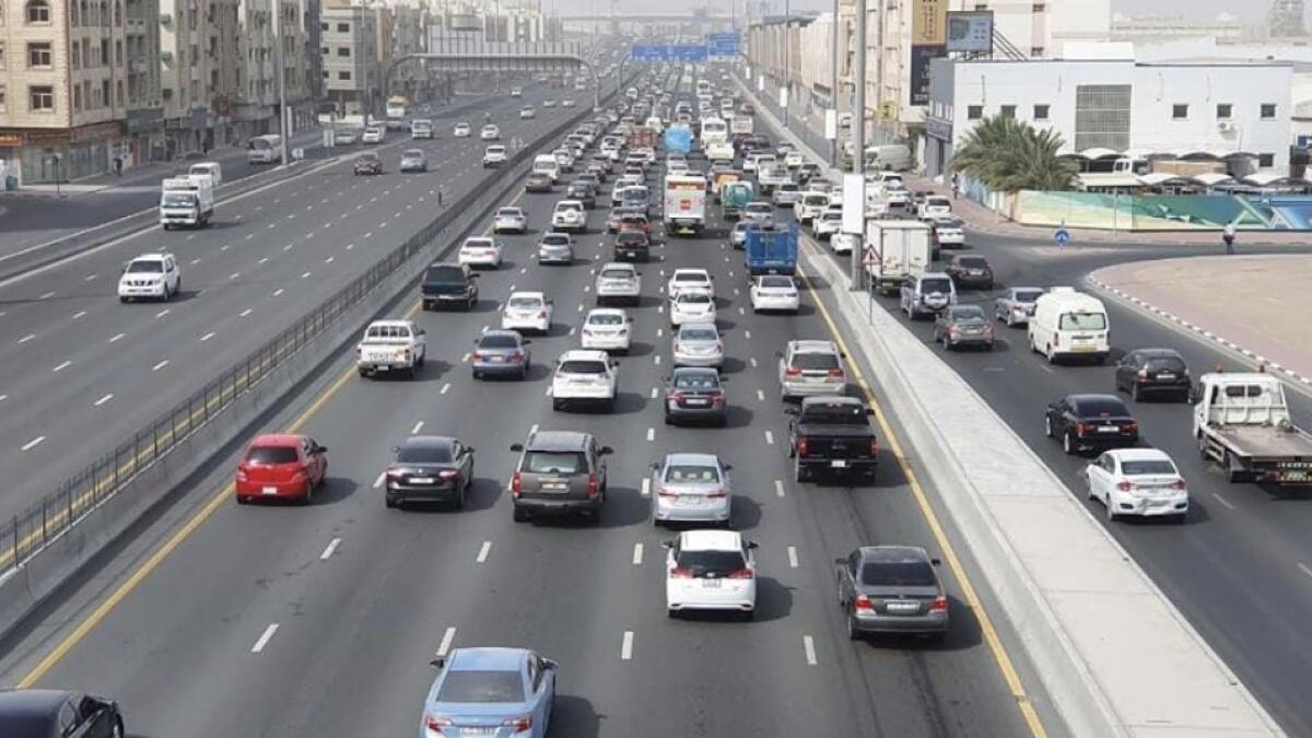 Sharjah-Dubai roads, Slow moving traffic, Dubai Police, police
