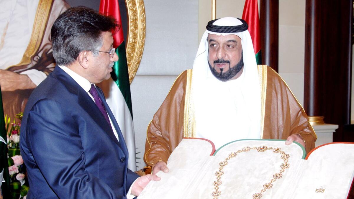Pervez Musharraf (L) received a gift from former UAE President, late Sheikh Khalifa bin Zayed al Nahyan in Abu Dhabi on January 24, 2007. Photo: Wam