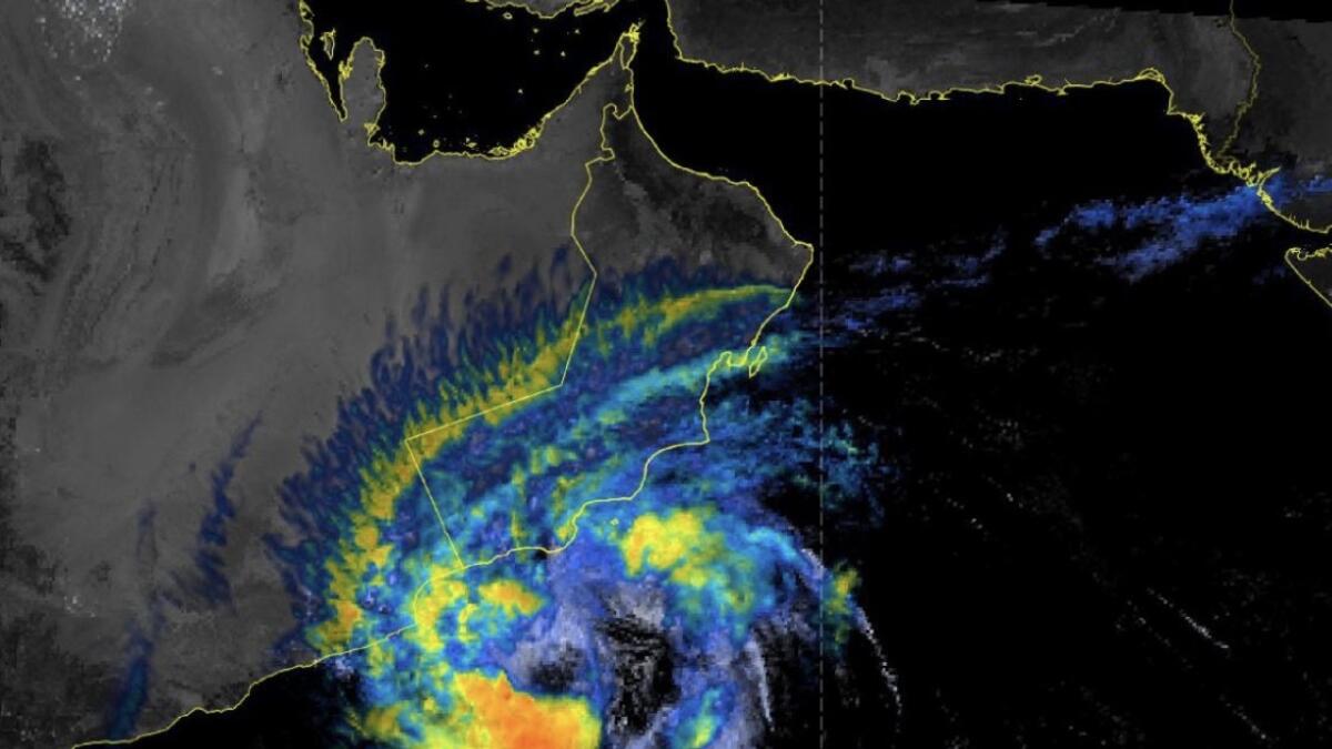 Cyclone Luban: Storm closing in on Salalah, heavy rains in Dhofar