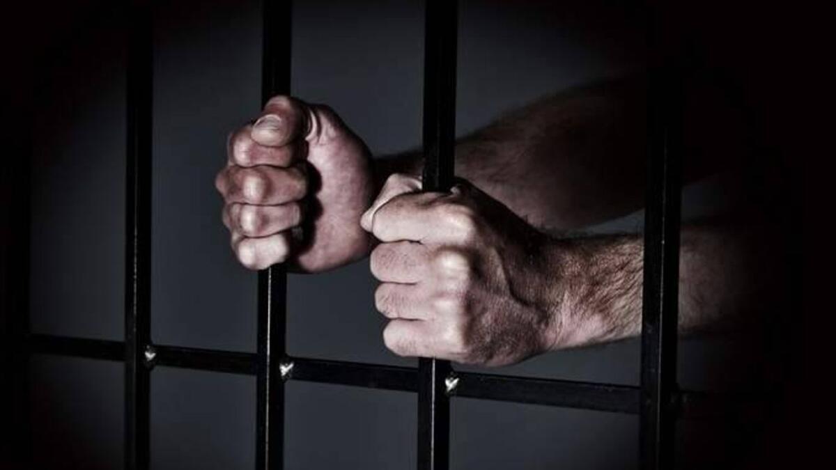 دبي: سجن رجل لمحاولته تهريب مخدرات إلى السجن مختبئًا بملابس داخلية