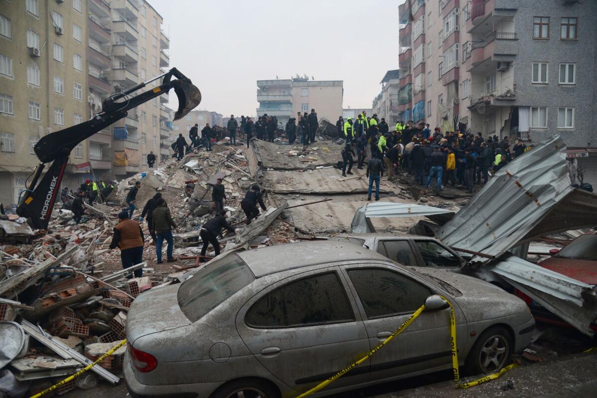 People search for survivors in Diyarbakir, on February 6, 2023, after a 7.8-magnitude earthquake struck the country's south-east. Photo: AFP