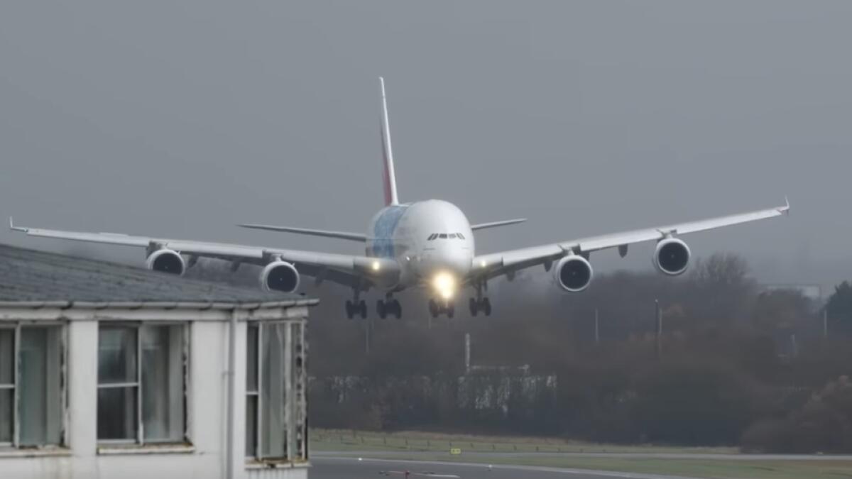Video: Pilots battle strong winds to land Emirates A380 