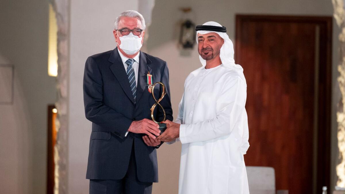 Sheikh Mohamed presents an award to Dr Essam El Shammaa.