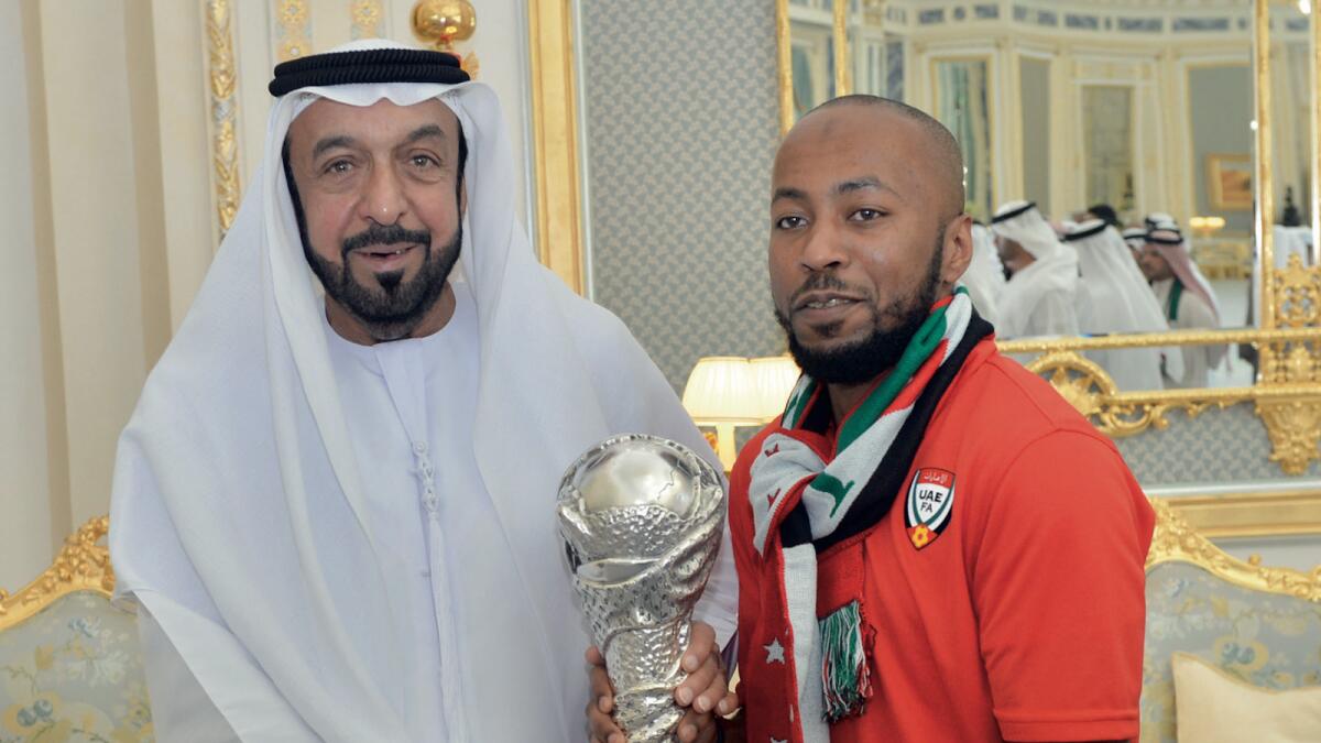 The late President, His Highness Sheikh Khalifa bin Zayed Al Nahyan with Ismail Matar, the star of the UAE’s 2007 Gulf Cup-winning team. (File)