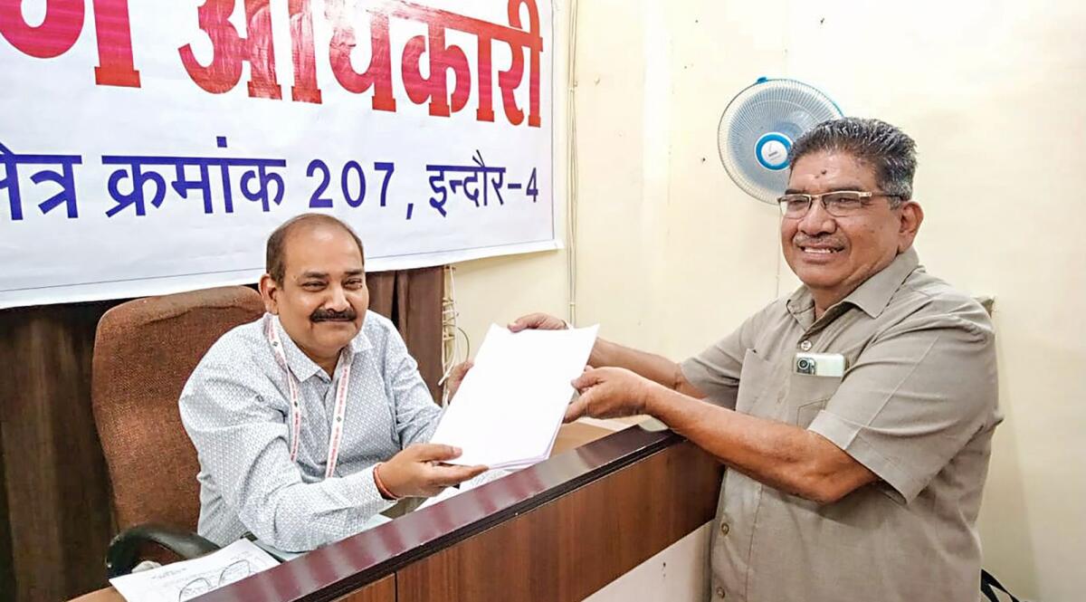 Parmanand Tolani, famous as 'Indori Dharti Pakad' submits his nomination papers for the Madhya Pradesh Assembly elections, contesting his 19th election. — PTI