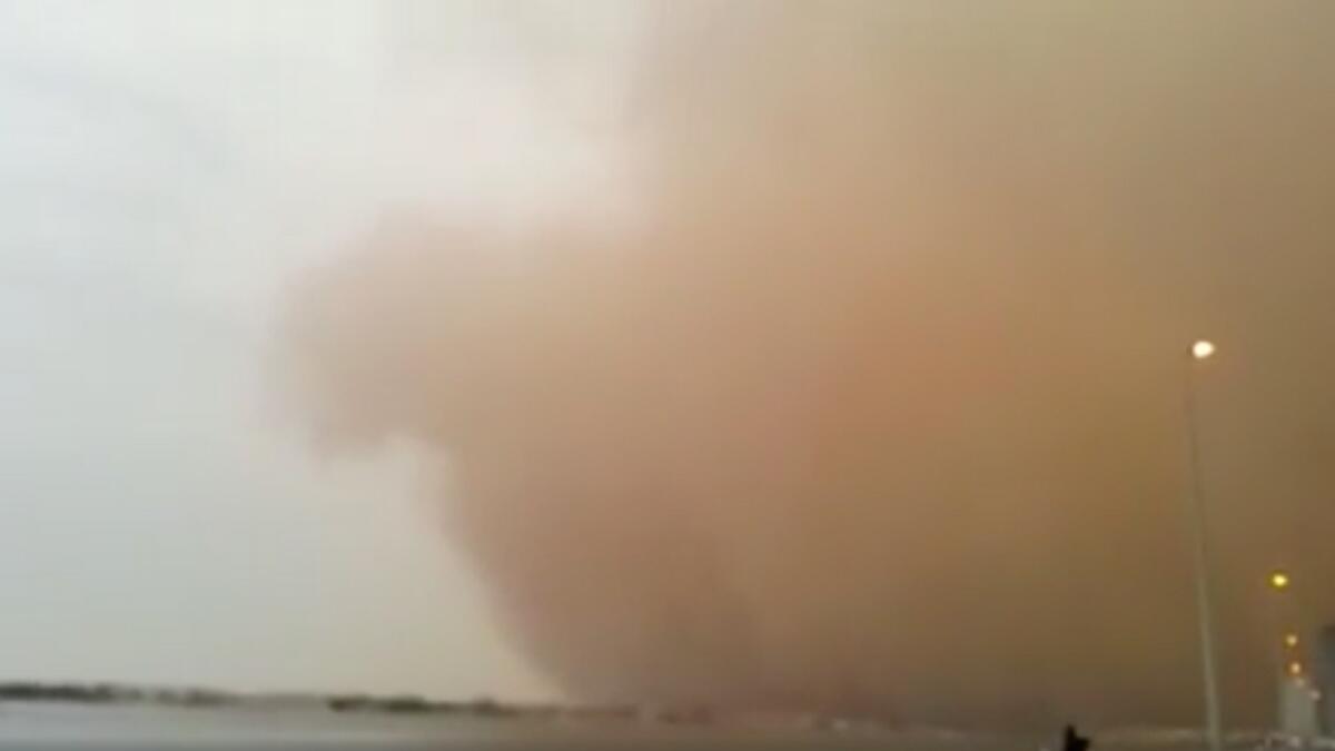 Video: Sandstorm hits Saudi Arabia, traffic comes to a halt