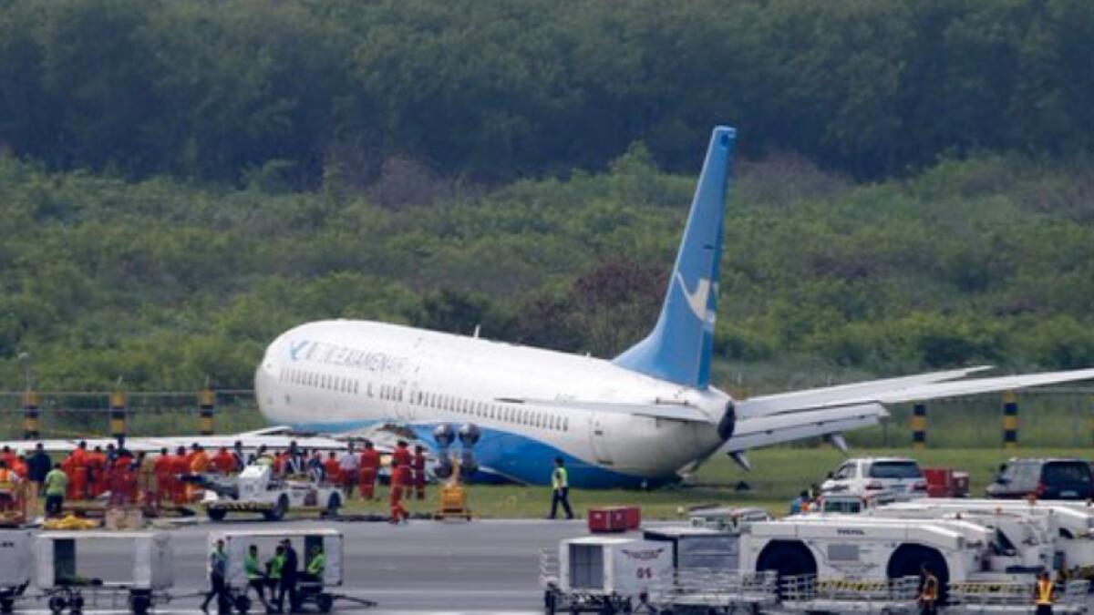 Chinese plane pulled from mud at Philippine airport