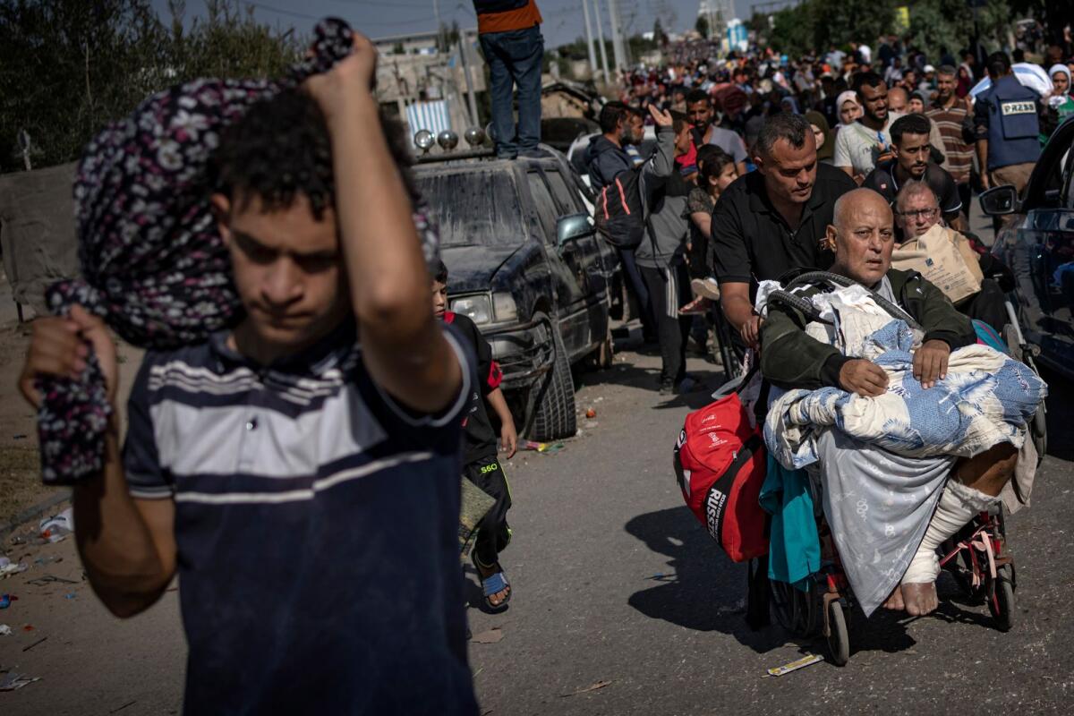 Palestinians flee to the southern Gaza Strip on Salah al-Din Street in Bureij, Gaza Strip, Friday, Nov. 10, 2023. Photo: AP