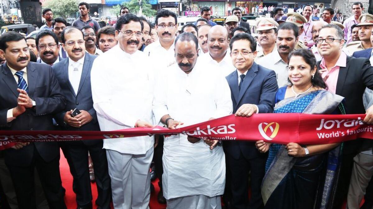 Home Minister of Telangana opens the Joyalukkas outlet.
