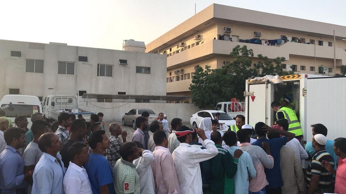 Dubai Police delivers 4,000 meals to workers