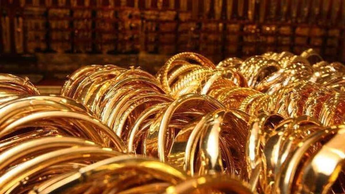 Gold prices slip for 6th session, dollar trades near 1-yr high 