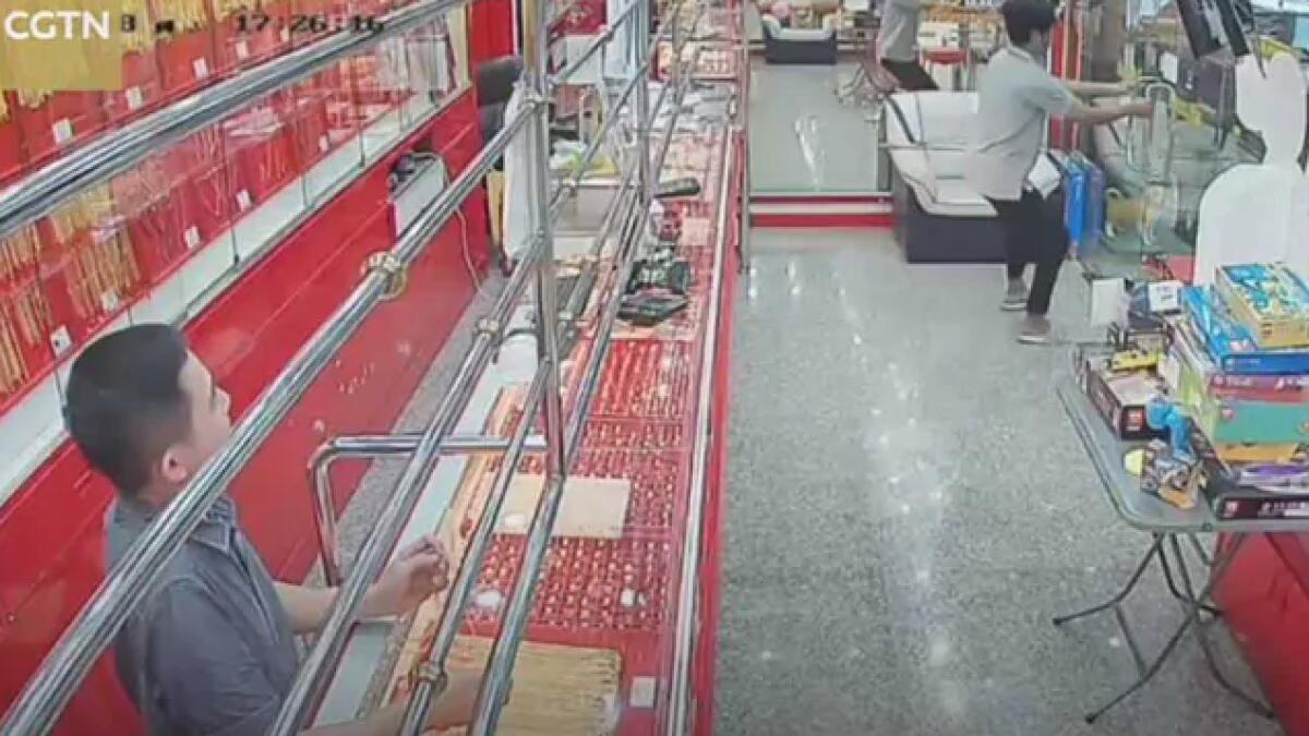 Video: Robbers failed, hilarious attempt to run away with jewellery goes viral 