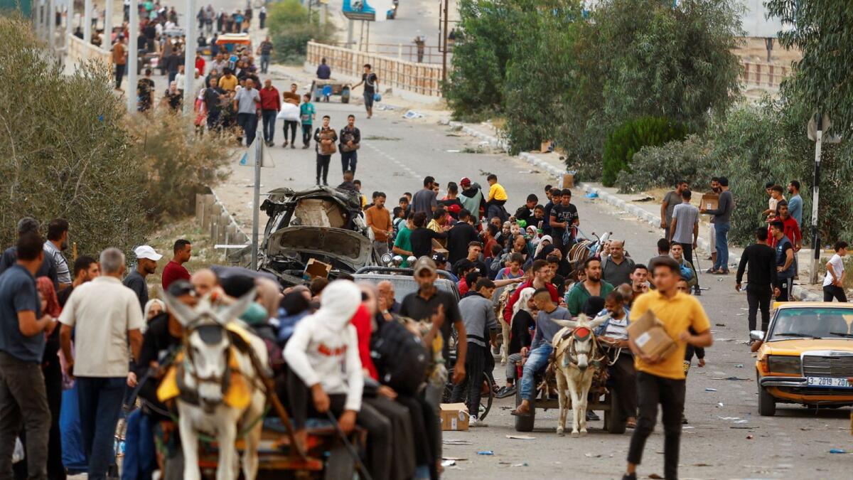 Palestinians flee north Gaza to move southward, as Israeli tanks roll deeper into the enclave, amid the ongoing conflict between Israel and Hamas, in the central Gaza Strip November 12. — Reuters