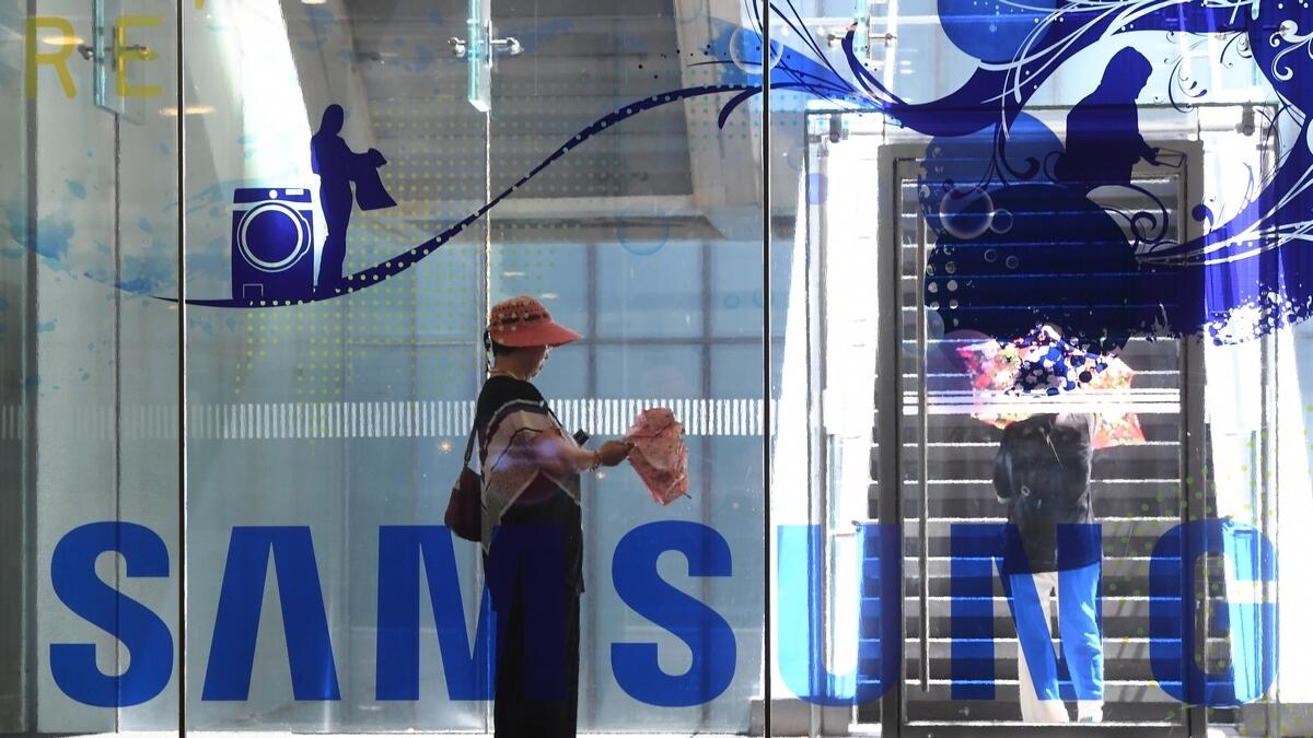 Samsung Q4 profit down on weak chip demand