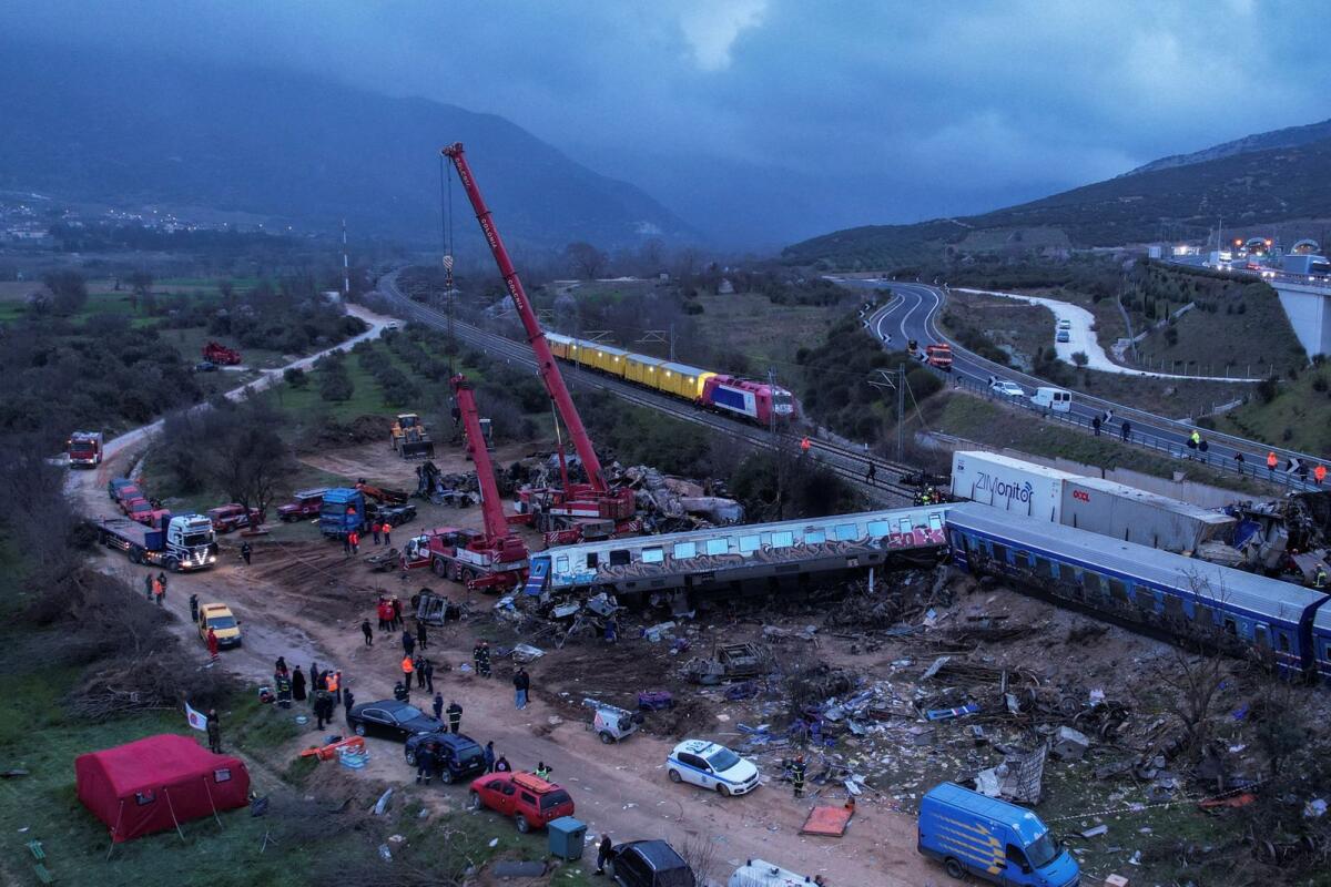 Rescuers operate on the site of a crash, where two trains collided, near the city of Larissa, Greece, March 1, 2023. Photo: Reuters