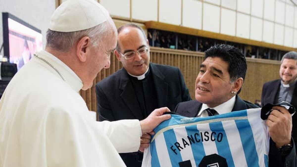 Diego Maradona (R) presenting a personalised Argentina jersey to Pope Francis on September 1, 2014.