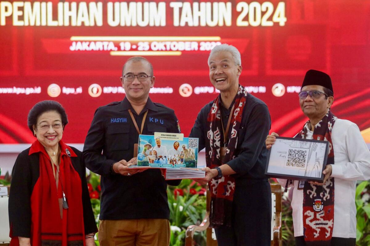 Ganjar Pranowo (2nd R) and Mahfud MD (R) pose with election commission chairman Hasyim Asyari (2nd L) and former president Megawati Sukarnoputri (L) during their registration as presidential and vice-presidential candidates for Indonesia's February 2024 general election, at the general election commission in Jakarta on Thursday. — AFP
