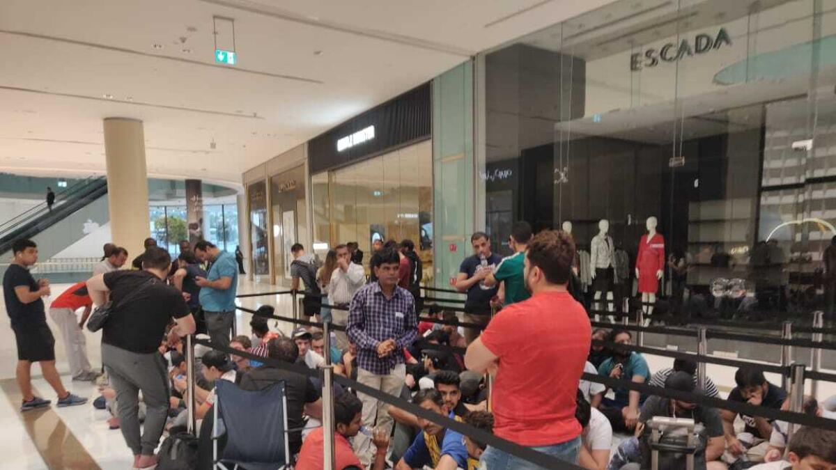 Apple fans queue up at Dubai Mall early Friday morning to get the new iPhone 11 models, Watch and iPad. (KT, Neeraj Murali)