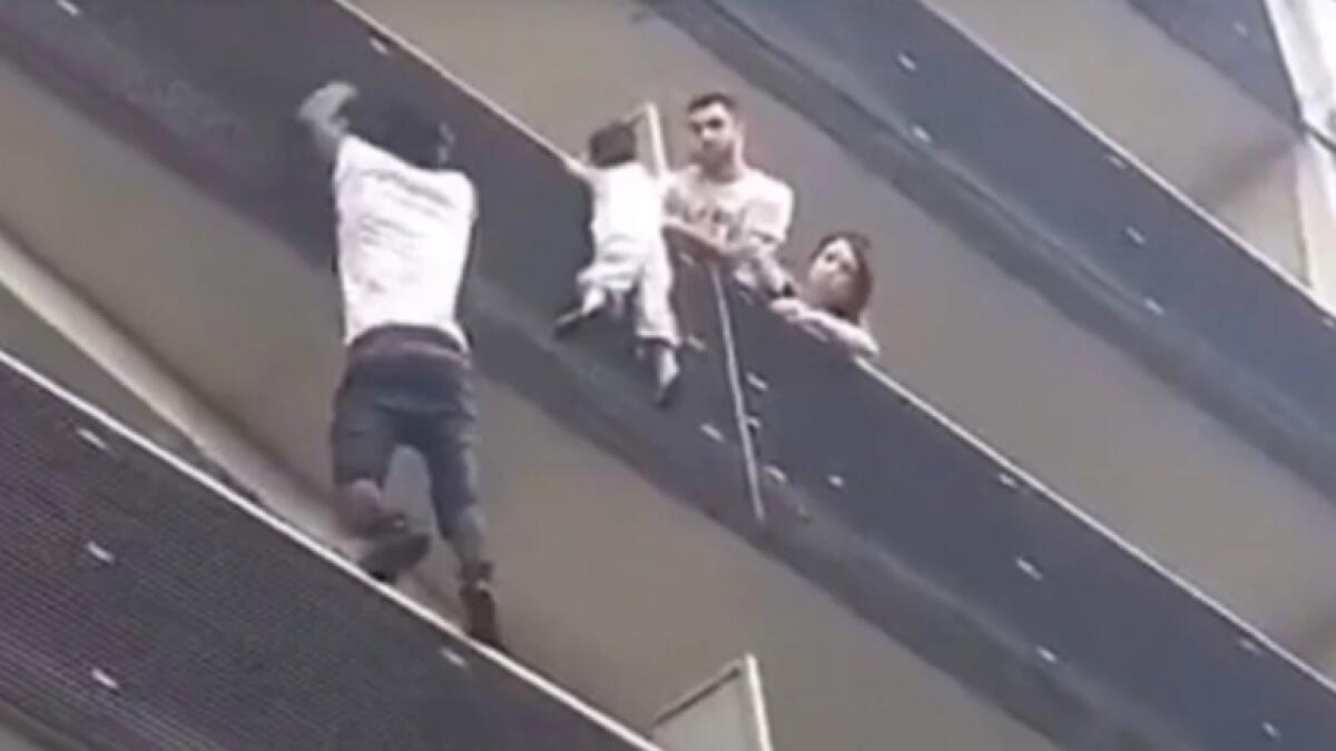 Video: Hero climbs 4 floors to save dangling child from death