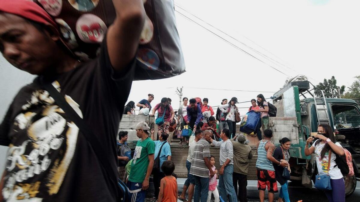 Thousands flee Christmas Day typhoon in Philippines