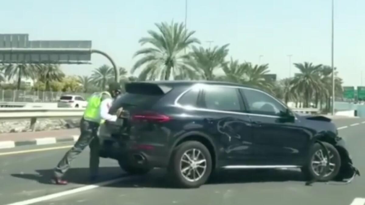Video: Dubai policeman helps resident move car after accident