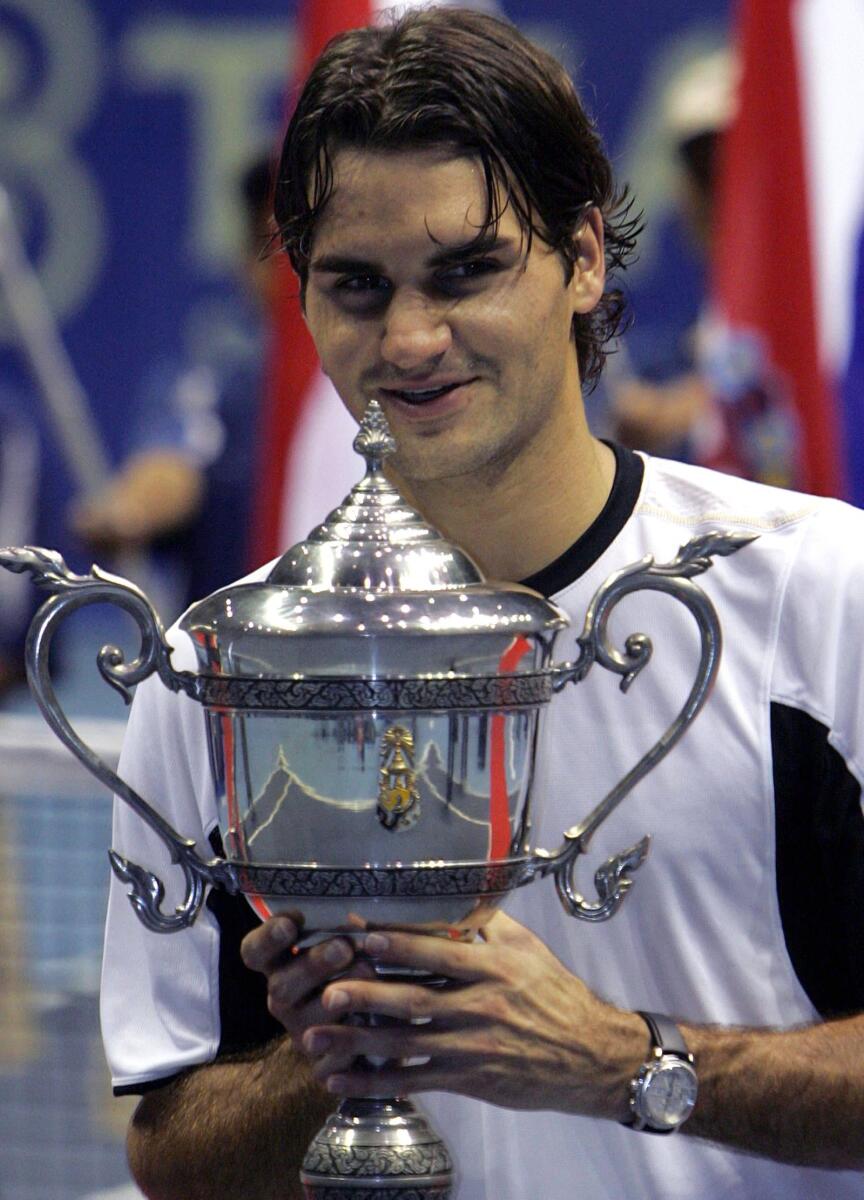 Federer lifts the Thailand Open trophy in 2005. Photo: AFP