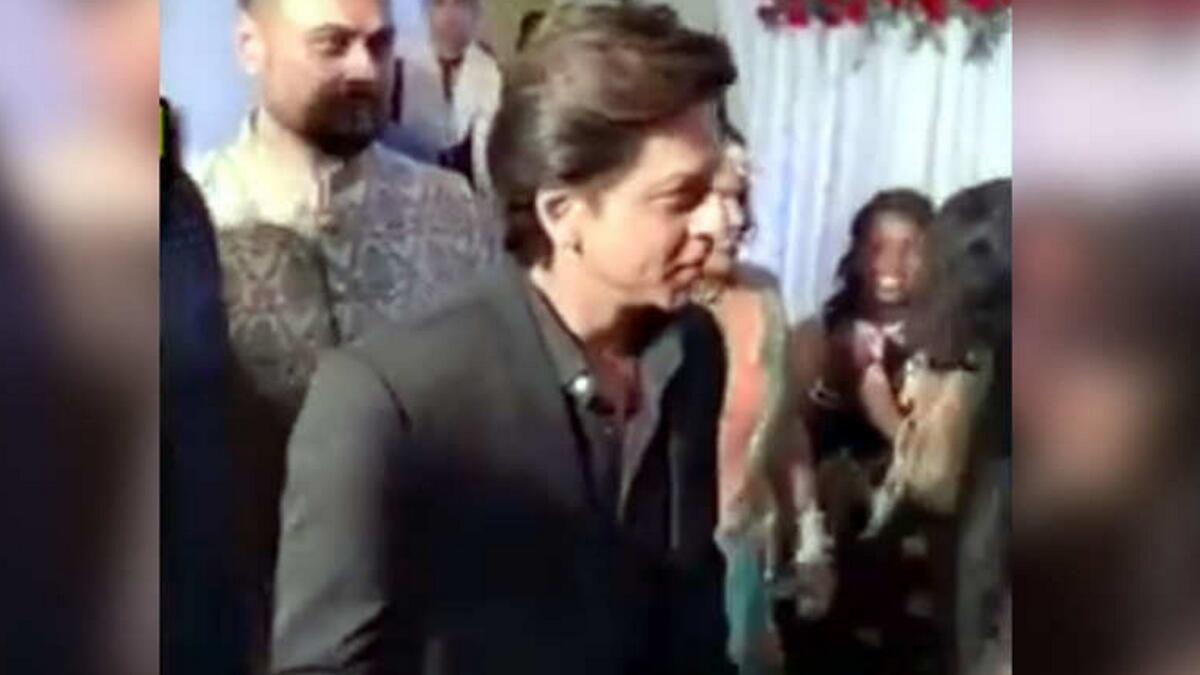 Video: Shah Rukh Khan attends make-up mans wedding