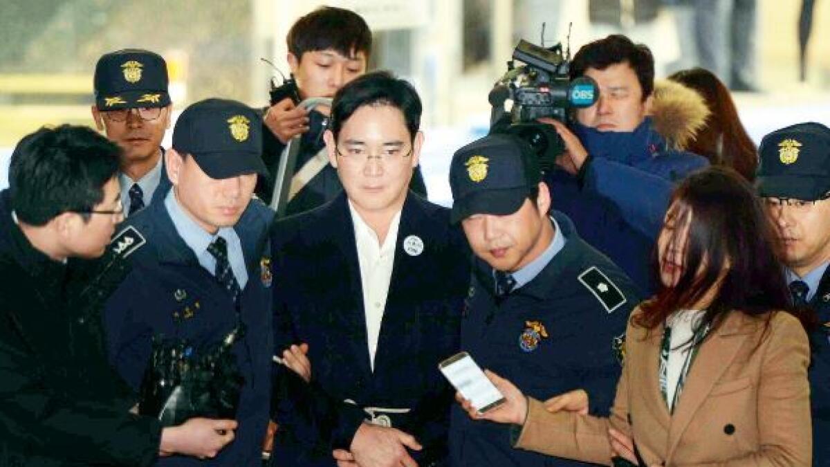 Samsungs heir appears handcuffed for probes
