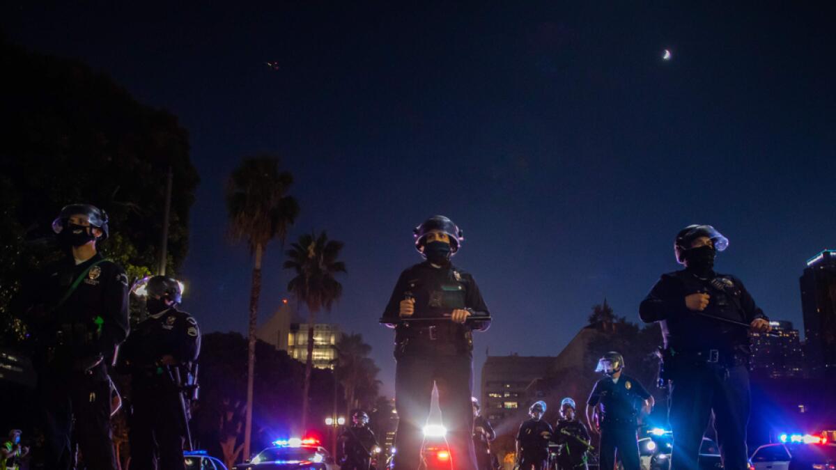 Police officers hold a line in front of LA City Hall during a protest demanding justice for George Floyd, Breonna Taylor and also in solidarity with Portland's protests, in Downtown Los Angeles, California, on July 25, 2020. Photo: AFP