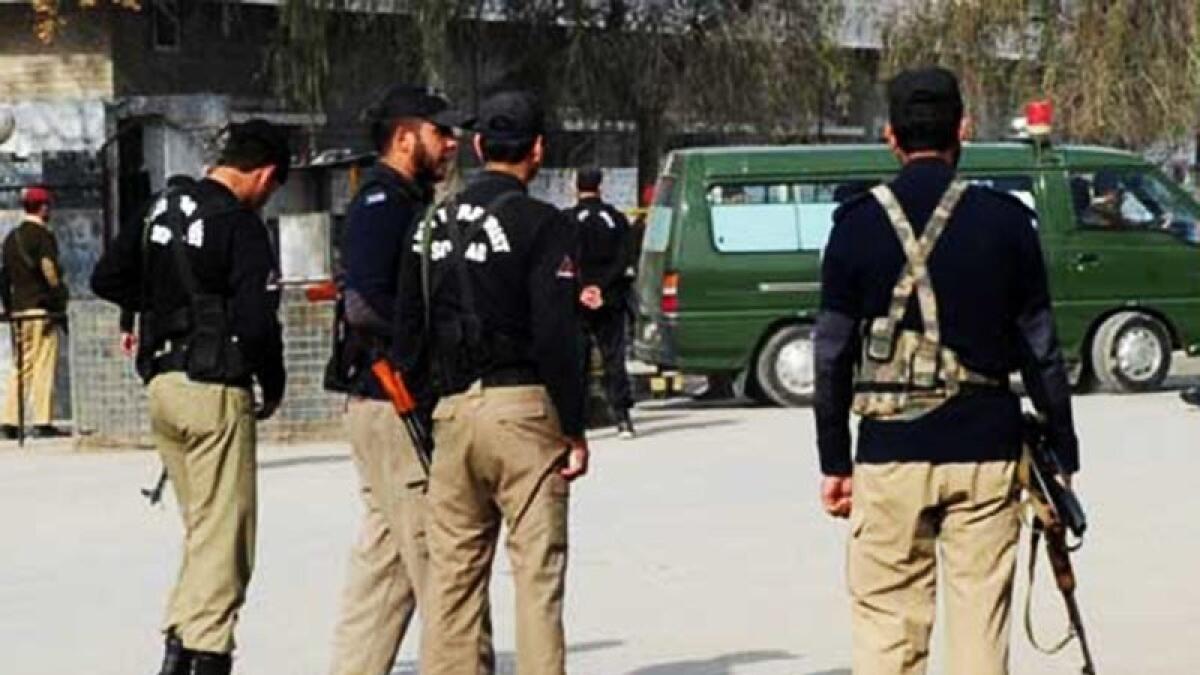 Suicide bomber targets officer in Pakistan 