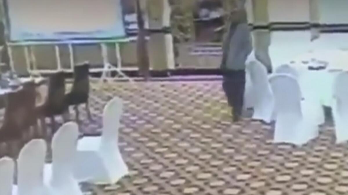 Video: Pakistani bureaucrat caught stealing Kuwaiti officials wallet